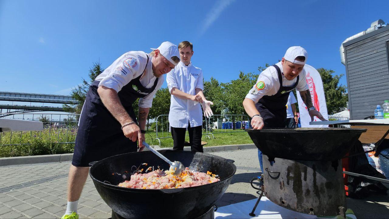 Фото Гигантская яичница и турнир по ловле рыбы. Опубликованы кадры масштабного «Пикник феста» на Михайловской набережной 30 - Сиб.ФМ Фото Гигантская яичница и турнир по ловле рыбы. Опубликованы кадры масштабного «Пикник феста» на Михайловской набережной 30